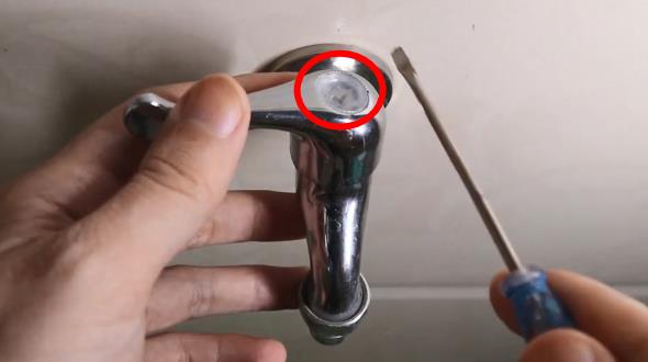 水龍頭滴水怎么處理？看步驟圖跟著老師傅一步步操作一下吧！