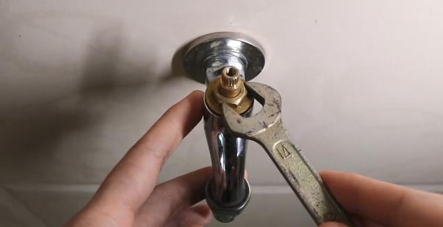 水龍頭滴水怎么處理？看步驟圖跟著老師傅一步步操作一下吧！