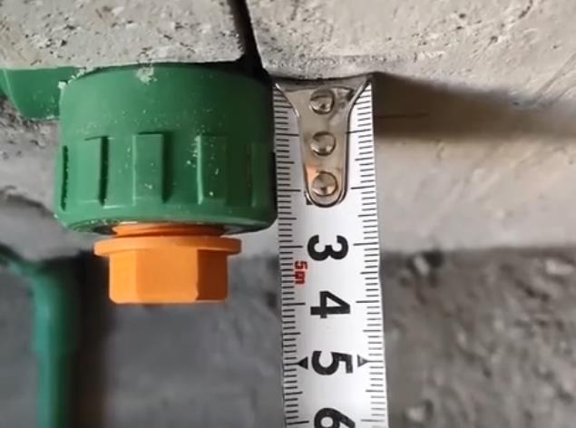 預(yù)埋水管接頭露出瓷磚多高？老師傅一個方法就全解決了！