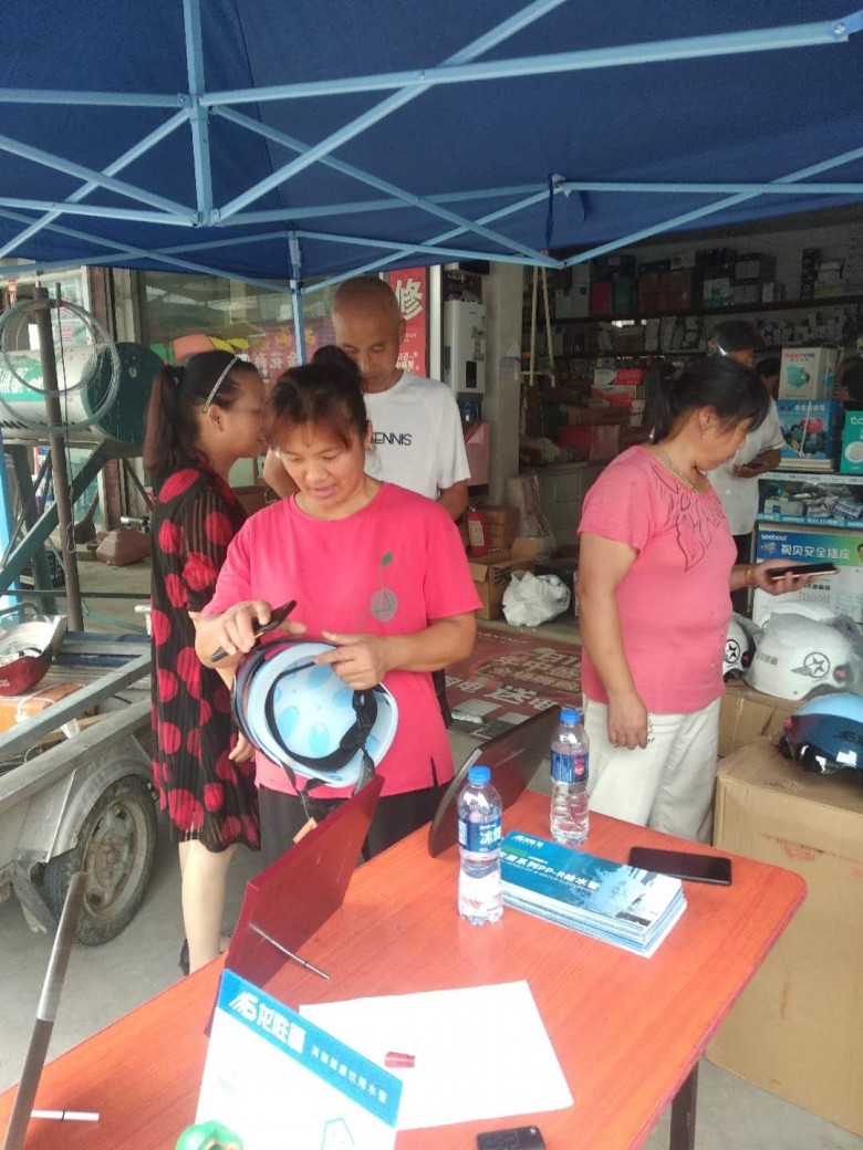 龍勝管海安運營中心助力“一盔一帶”，贈千頂安全盔以踐行社會責任