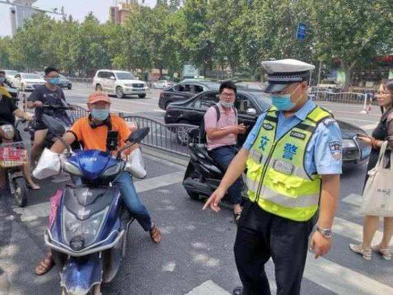 龍勝管海安運營中心助力“一盔一帶”，贈千頂安全盔以踐行社會責任