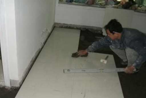 地暖上面鋪什么好？是選擇地板呢？還是瓷磚呢？