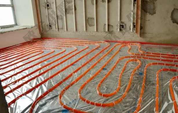 地暖上面鋪什么好？是選擇地板呢？還是瓷磚呢？